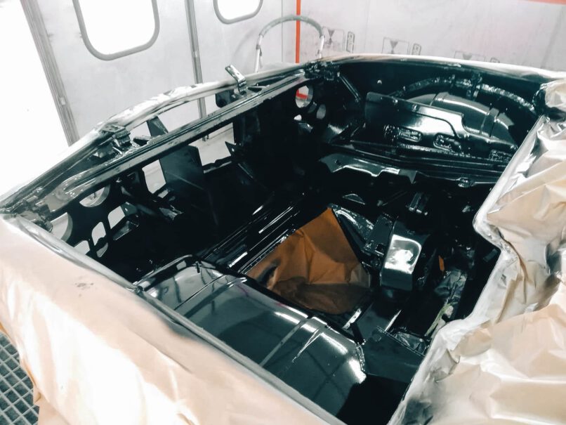 Lackierung des Motorraums.