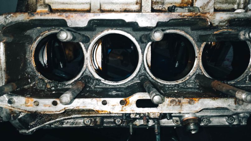 Ein Blick in den noch nicht überholten Motor des Alfa Romeo Montreal.