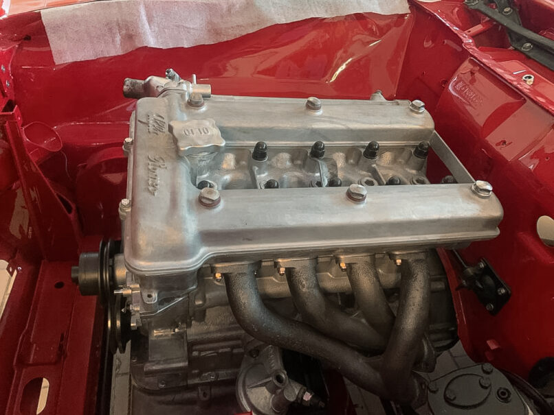 Frisch überholter Motor des Alfa Romeo Bertone wieder in die Karosserie eingesetzt