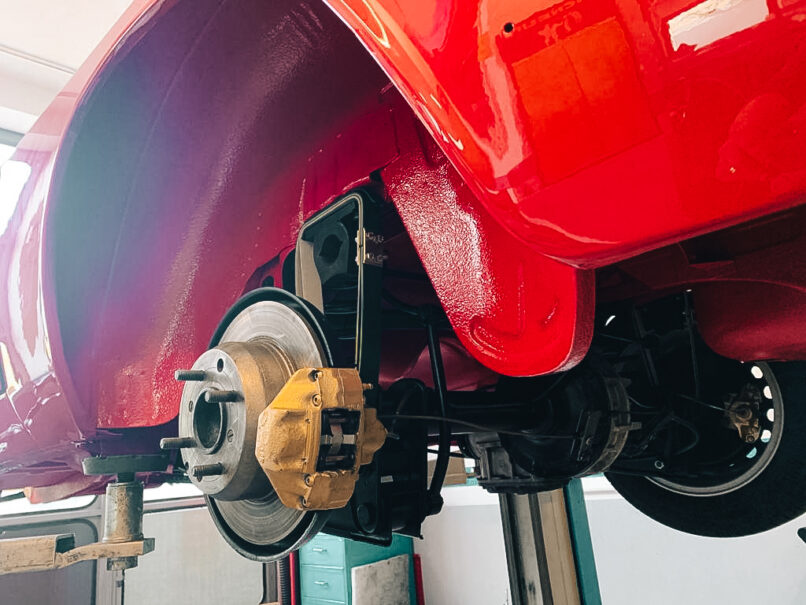 Neue Bremsen und Fahrwerk sind am Alfa Romeo Bertone montiert