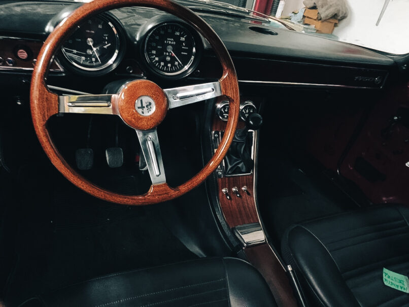 Der Innenraum des frisch restaurierten Alfa Romeo Bertone bei Passione Alfa