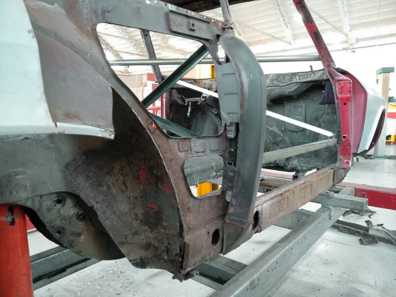 Von Rost befallene Bleche entfernen beim Alfa Romeo Bertone