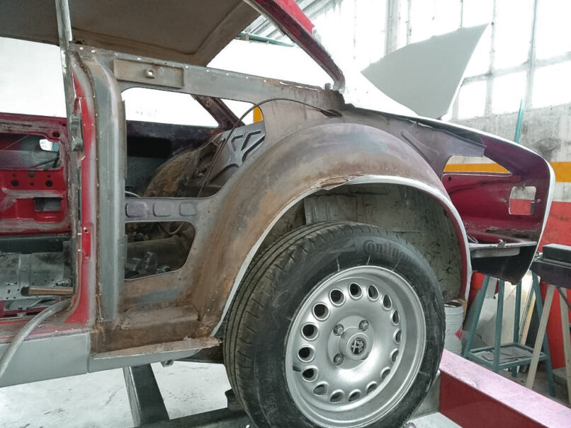 Das Radhaus eines Alfa Romeo Bertone wird von Rost befreit