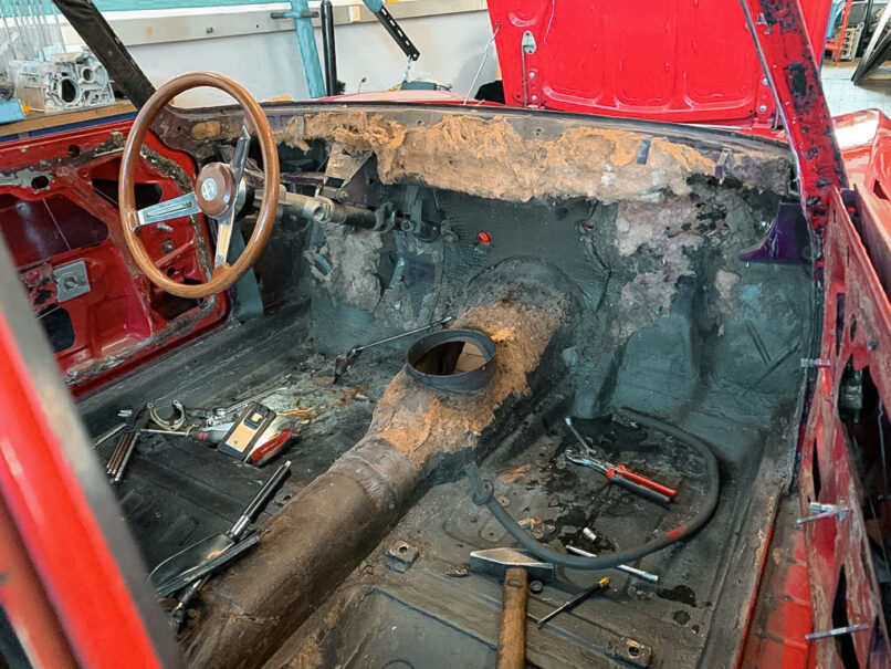 Freilegen aller Bleche beim Alfa Romeo Bertone