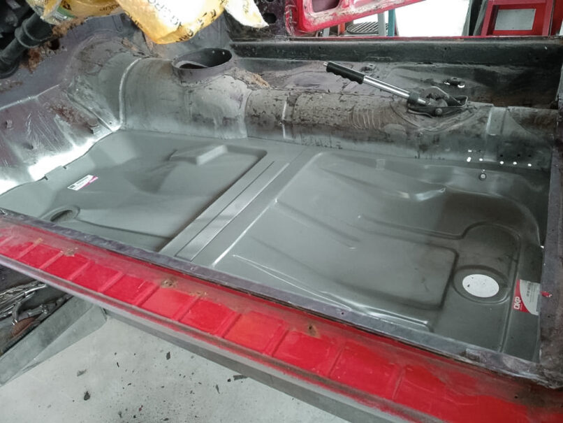 Einschweißen neuer Bleche am Alfa Romeo Bertone