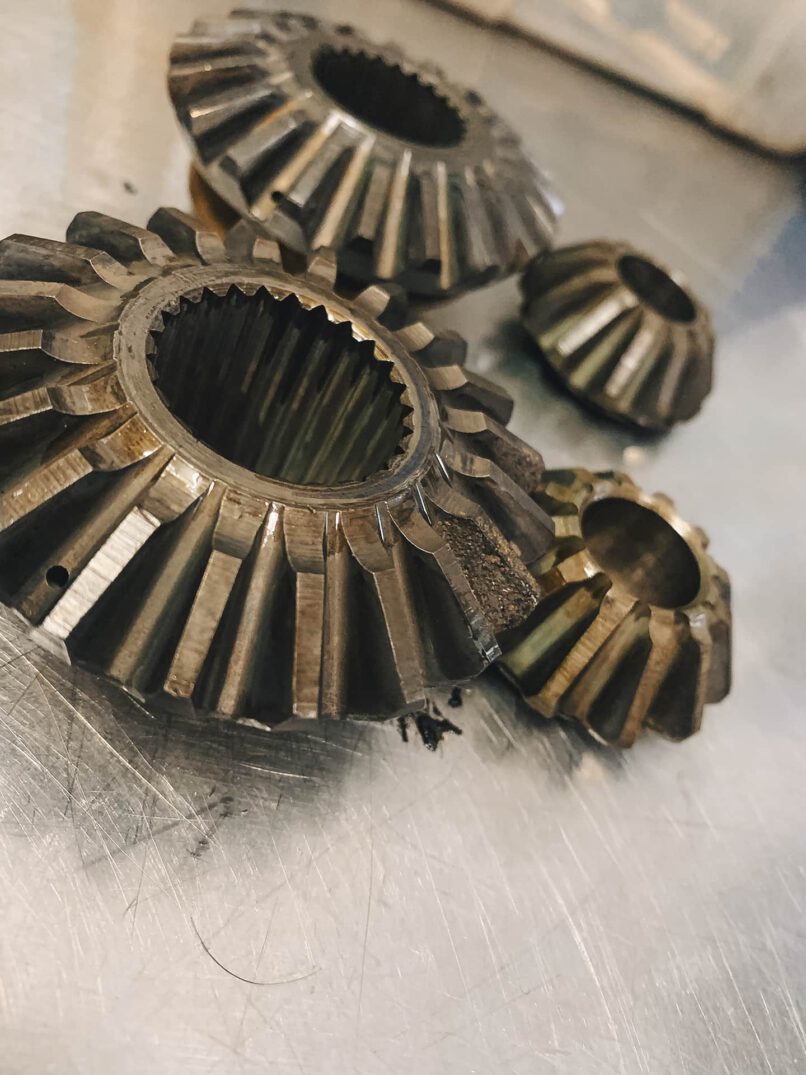Austausch verschlissener Zahnräder und Lager des Differentials