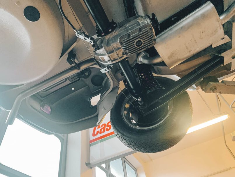 Endmontage des Differentials am Auto