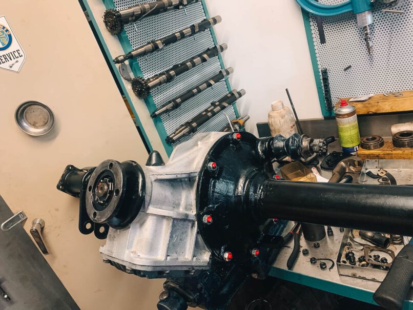 Alles wird wieder verschlossen und mit dem richtigen Drehmoment angezogen.