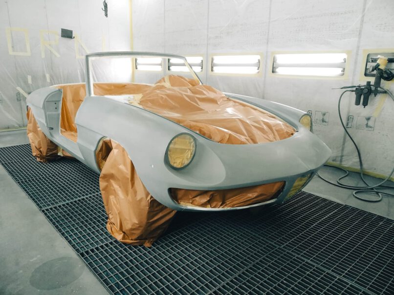 Der frisch grundierte Alfa Romeo Duetto.