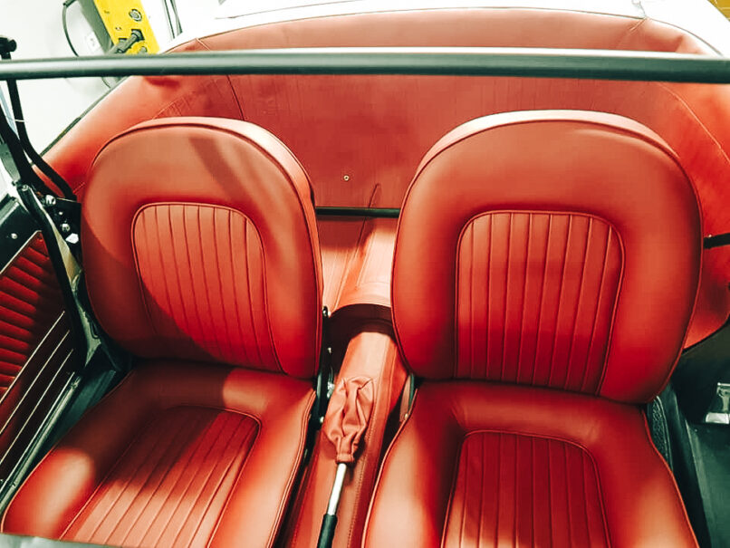 Frisch aufgepolsterte und neu bezogene Sitze schmücken den neuen Innenraum.