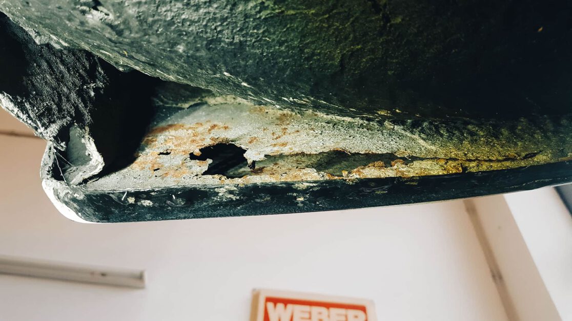 Begutachtung der Basis, welche in sehr schlechtem Allgemeinzustand ist.