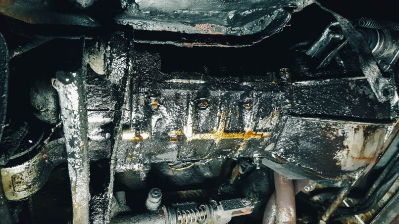 Ölundichtigkeiten am gesamten Antriebsstrang und Motor.