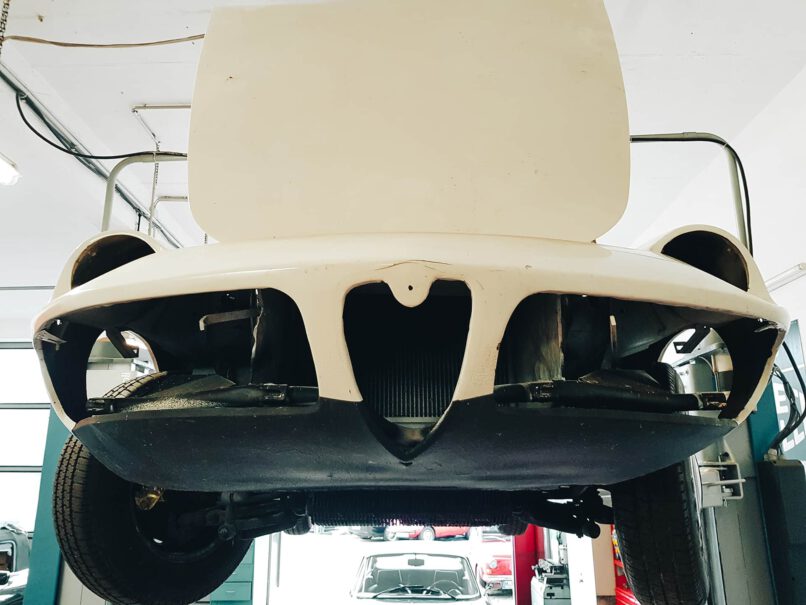 Demontage der ersten Teile am Alfa Romeo Duetto.