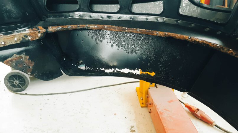 Immer weitere Rostlöcher kommen zum Vorschein.