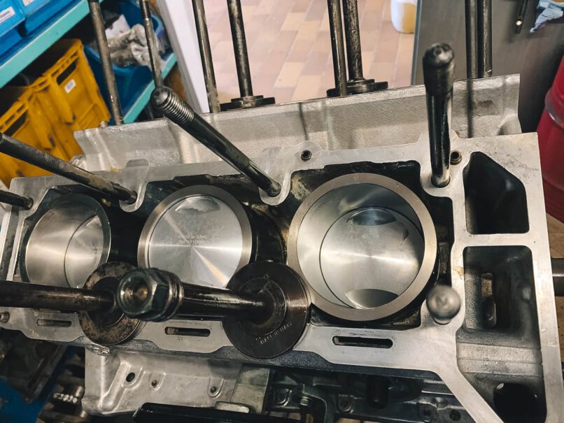 Einsetzen der neuen Kolben und Laufbuchsen