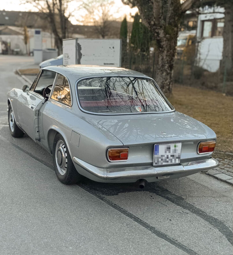 Abholung des silbernen Alfa Romeo Bertone bei Passione Alfa in Oberhaching bei München