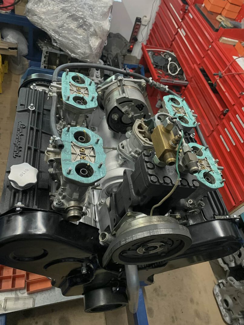 Die Vorbereitungen des Motors für den Einbau in der Karosserie des Lamborghini Urraco