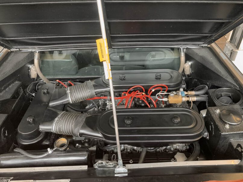 Der frisch überholte Motor ist wieder an seinem Platz im Lamborghini Urraco