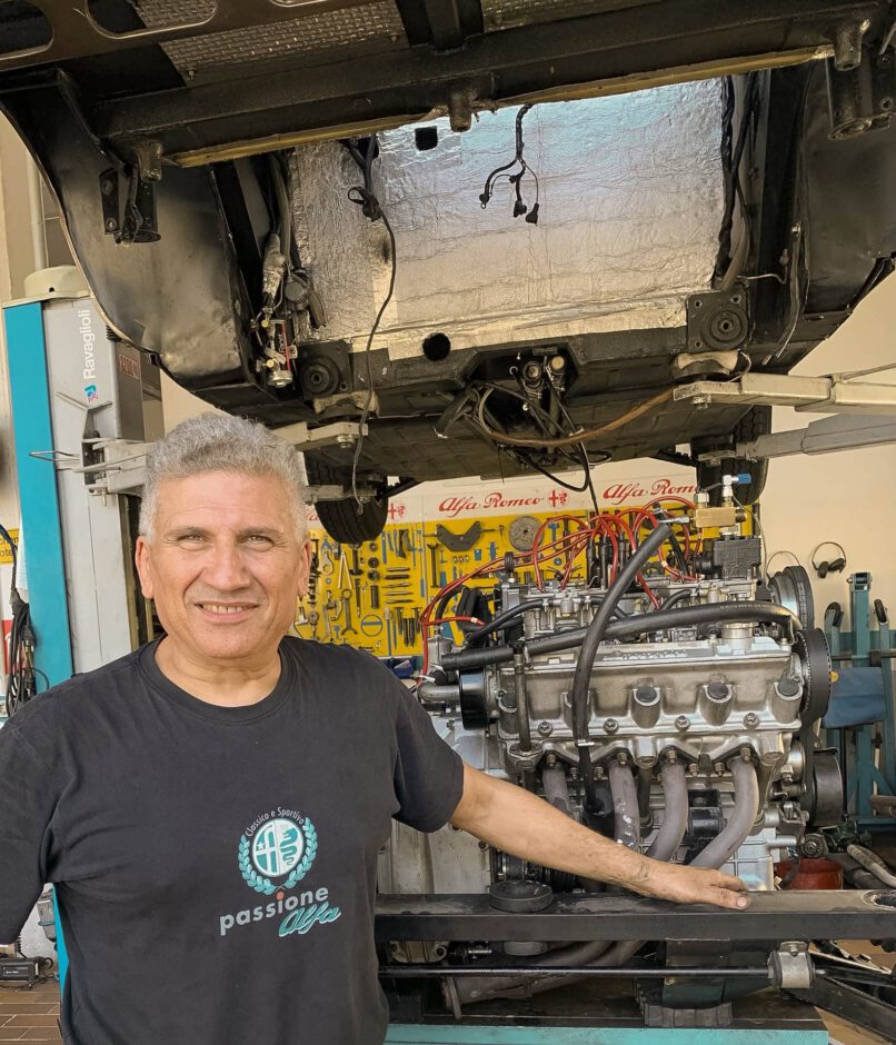 Marcello Del Grosso vor dem frisch ausgebauten Motor des Lamborghini Urraco