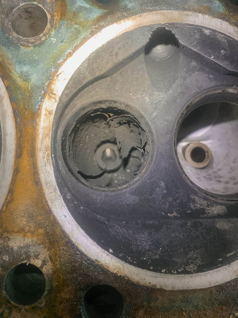 Verrußte Ventile im Motor des Lamborghini Urraco