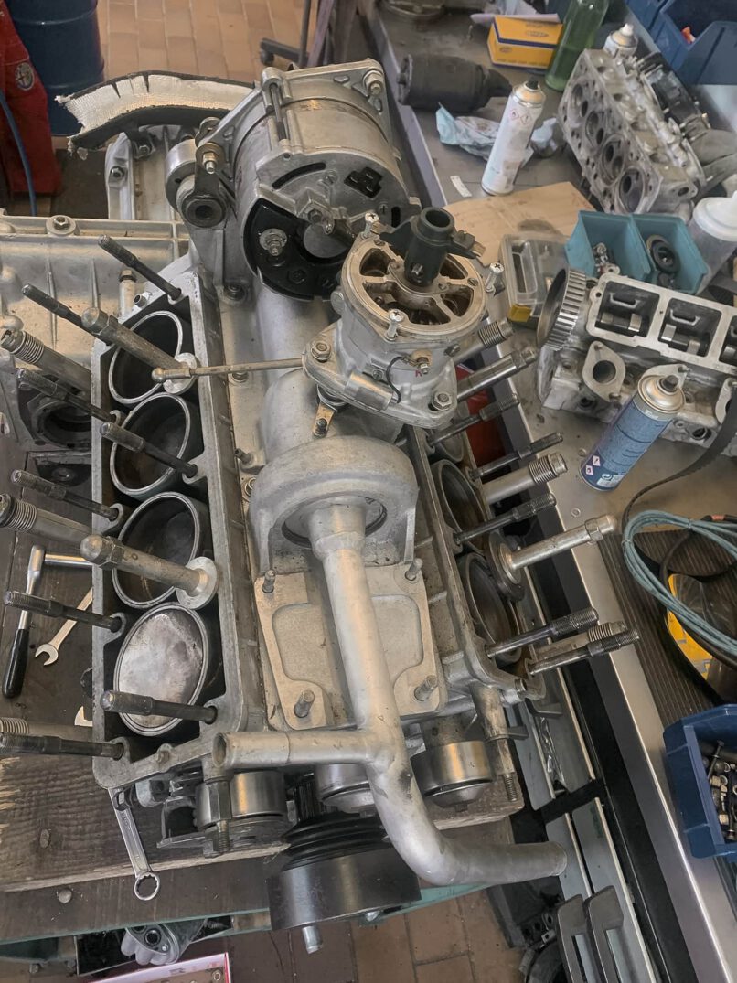 Der Motor des Lamborghini Urraco ausgebaut und komplett zerlegt