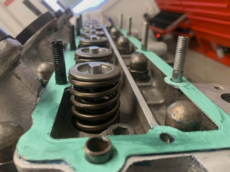 Eine neue Dichtung auf dem Motor des Lamborghini Urraco