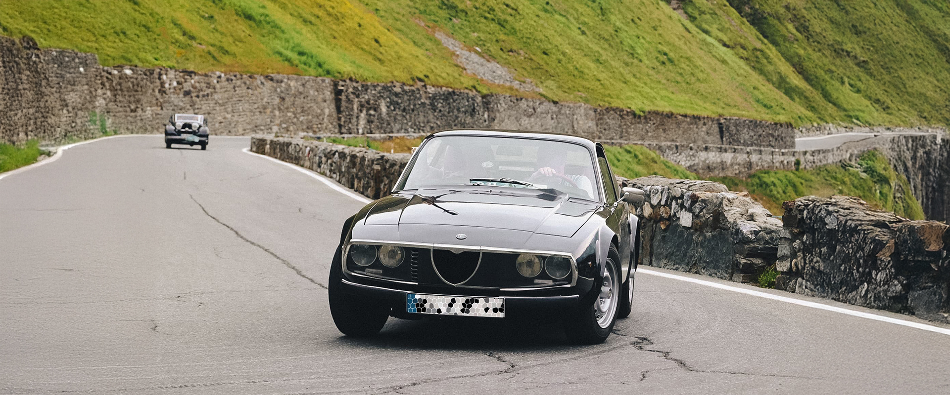 Der frisch überholte Zagato in seiner natürlichen Umgebung: Passo Stelvio jetzt auf dem Weg nach oben